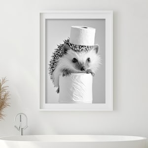 Riccio con un rotolo di carta igienica sulla testa, divertente arte murale per il bagno, stampa per il bagno, foto di animali vintage, simpatico riccio, arte AI stampabile