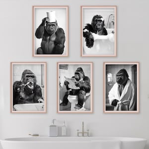Lote de 5 impresiones fotográficas divertidas de gorilas para pared, lindas impresiones fotográficas de animales en el baño, gorila en el inodoro, baño, bata de baño, cepillado de dientes, arte de IA imprimible