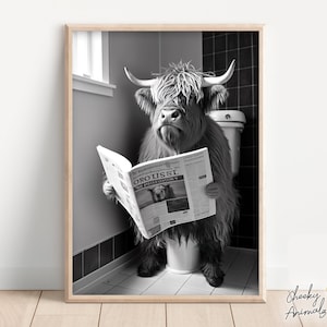 Highland Kuh sitzt auf der Toilette und liest eine Zeitung, lustiges Badezimmer Wand Dekor, lustige Animal Print, Home Printables, AI Digital Art