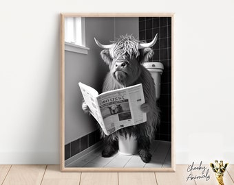 Vache Highland assise sur les toilettes en lisant un journal, décoration murale drôle de salle de bain, impression animale drôle, imprimables à la maison, art numérique AI