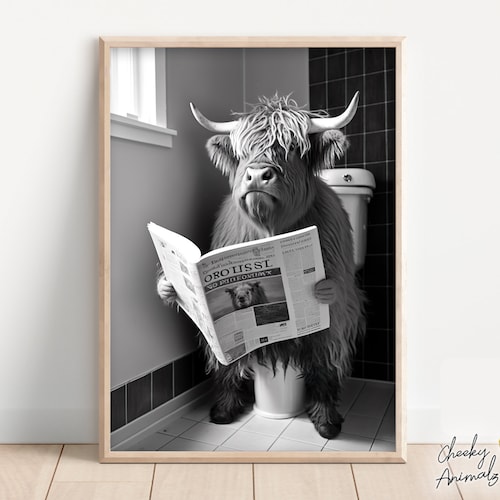 Vache Highland assise sur les toilettes en lisant un journal, décoration murale drôle de salle de bain, impression animale drôle, imprimables à la maison, art numérique AI