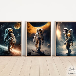 Puede incluir: Tres ilustraciones de astronautas con chimpancés que llevan trajes espaciales y cascos. Los chimpancés están de pie en la superficie de un planeta con un fondo estrellado. Las ilustraciones son de estilo retro.