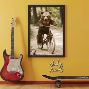 Ours faisant du vélo, art mural animal drôle, ours avec vélo, photo animal drôle de style vintage, impression maison rétro mignonne, art IA imprimable