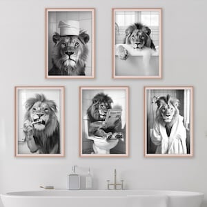 Lustiger Löwe Wand Kunst 5er Set, süßes Tier Badezimmer Fotodruck Set, Löwe auf Toilette, Badewanne, Bademantel, Zähneputzen, printable AI Art