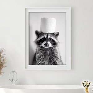 Lustige Badezimmer Wandkunst, Waschbär mit einer Toilettenpapierrolle auf dem Kopf, druckbare Badezimmer Kunst, Vintage Tierfoto, Waschbär Humor Druck, AI Art