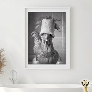 Lustige Badezimmer Wandkunst, Huhn mit einer Toilettenpapierrolle auf dem Kopf, druckbare Badezimmerkunst, Vintage Tierfoto, Huhn Humor Druck, KI Kunst