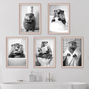 Lote de 5 impresiones fotográficas divertidas de animales de baño con diseño de castor, castor en el inodoro, baño, bata de baño, cepillado de dientes, arte de IA imprimible