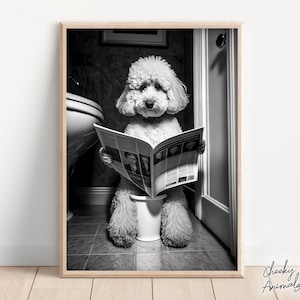 Pudel sitzt auf der Toilette und liest eine Zeitung, lustige Badezimmer Wandkunst, lustiger Hund Foto, Tierdrucke, Haus Printables, AI Digitaldruck