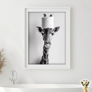Arte divertente da parete per il bagno, giraffa con un rotolo di carta igienica sulla testa, arte da bagno stampabile, foto di animali vintage, stampa umoristica di giraffa, arte AI