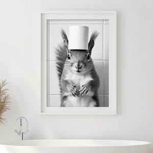 Écureuil avec un rouleau de papier toilette sur la tête, impression d'art mural drôle de salle de bain, photo animal style rétro de style vintage, écureuil mignon, art IA imprimable