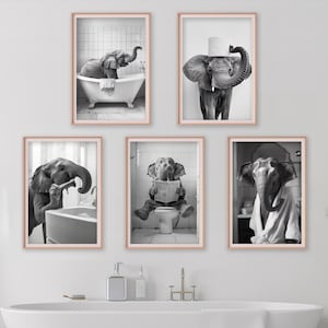 Pacchetto di 5 stampe murali di elefanti divertenti, stampa fotografica di animali carini per il bagno, elefante sul water, vasca, accappatoio, lavarsi i denti, arte AI stampabile