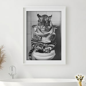 Tiger sitzt auf der Toilette und liest eine Zeitung, lustiges Badezimmer Wandbild, lustiges Tierfoto im Vintage-Stil, Tierdruck, druckbare Kunst