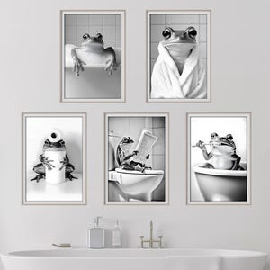 Pacchetto di 5 stampe murali con rane, decorazioni divertenti per il bagno, stampe di animali carini, rane sul water, in bagno, accappatoio, lavarsi i denti, arte AI stampabile
