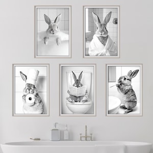 Hase Wand Kunst 5er Set, lustiges Badezimmer Dekor, süße Tierdrucke, Hase auf Toilette, im Bademantel, Zähneputzen, printable AI Art