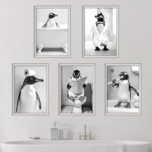 Pacchetto di 5 stampe murali con pinguino, decorazioni divertenti per il bagno, stampe di animali carini, pinguino sul water, vasca, accappatoio, lavarsi i denti, arte AI stampabile