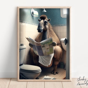 Camello sentado en el inodoro leyendo un periódico, humor divertido sobre el baño, decoración de pared, estampado animal divertido, imprimibles para el hogar, impresiones digitales con IA