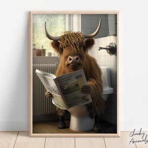 Highland Kuh sitzt auf der Toilette und liest eine Zeitung, lustiges Badezimmer Wanddekor, lustiger Tierdruck, Haus Printables, AI Digital Art