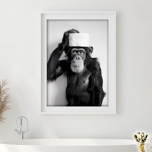 Arte divertido para la pared del baño, mono con un rollo de papel higiénico en la cabeza, arte imprimible para el baño, foto de animal vintage, impresión humorística de mono, arte de IA