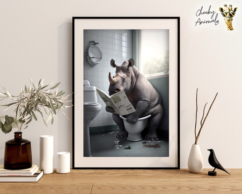 Peut inclure: Une illustration humoristique d'un rhinoc&eacute;ros assis sur des toilettes dans une salle de bain, en train de lire un journal. Le rhinoc&eacute;ros a une expression s&eacute;rieuse et est entour&eacute; de quelques objets &eacute;parpill&eacute;s sur le sol.