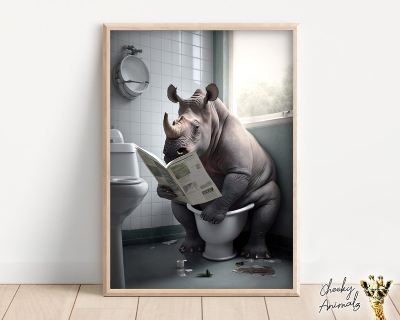 Peut inclure: Un rhinoc&eacute;ros gris est assis sur des toilettes blanches dans une salle de bain, en train de lire un journal. La salle de bain a des murs en carrelage blanc et un lavabo blanc.