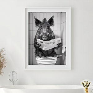 Wildschwein auf der Toilette lesen eine Zeitung, lustige Badezimmer Wandkunst, lustige Vintage-Stil Tierfoto, Tierdruck, druckbare AI Art
