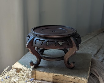 Supporto per piante vintage in legno di mogano, con piedini rotondi.