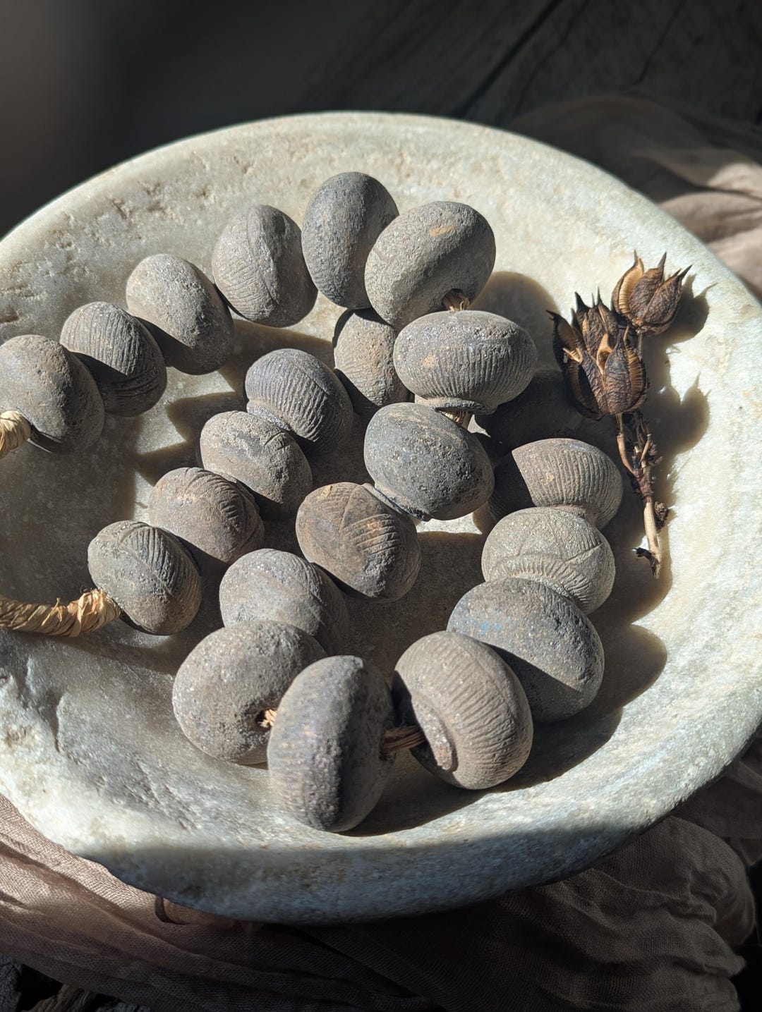 ヴィンテージの特大アフリカ彫刻ビーズ - Etsy 日本