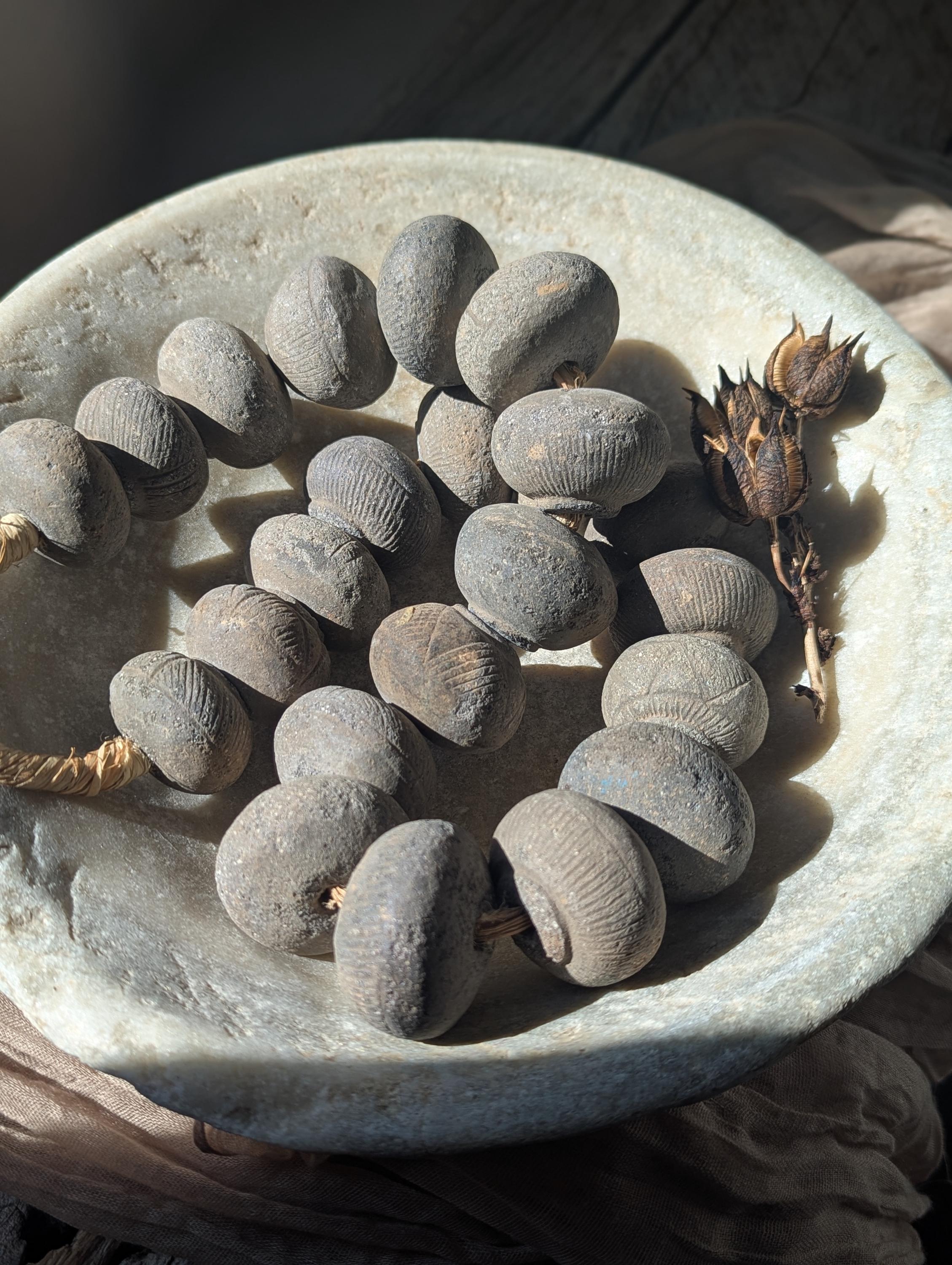 アフリカのヴィンテージビーズ ヴィンテージの特大アフリカ彫刻ビーズ - Etsy 日本