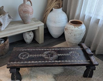 Tavolo/panca bassa/letto africano vintage in legno intagliato da pigmeo africano