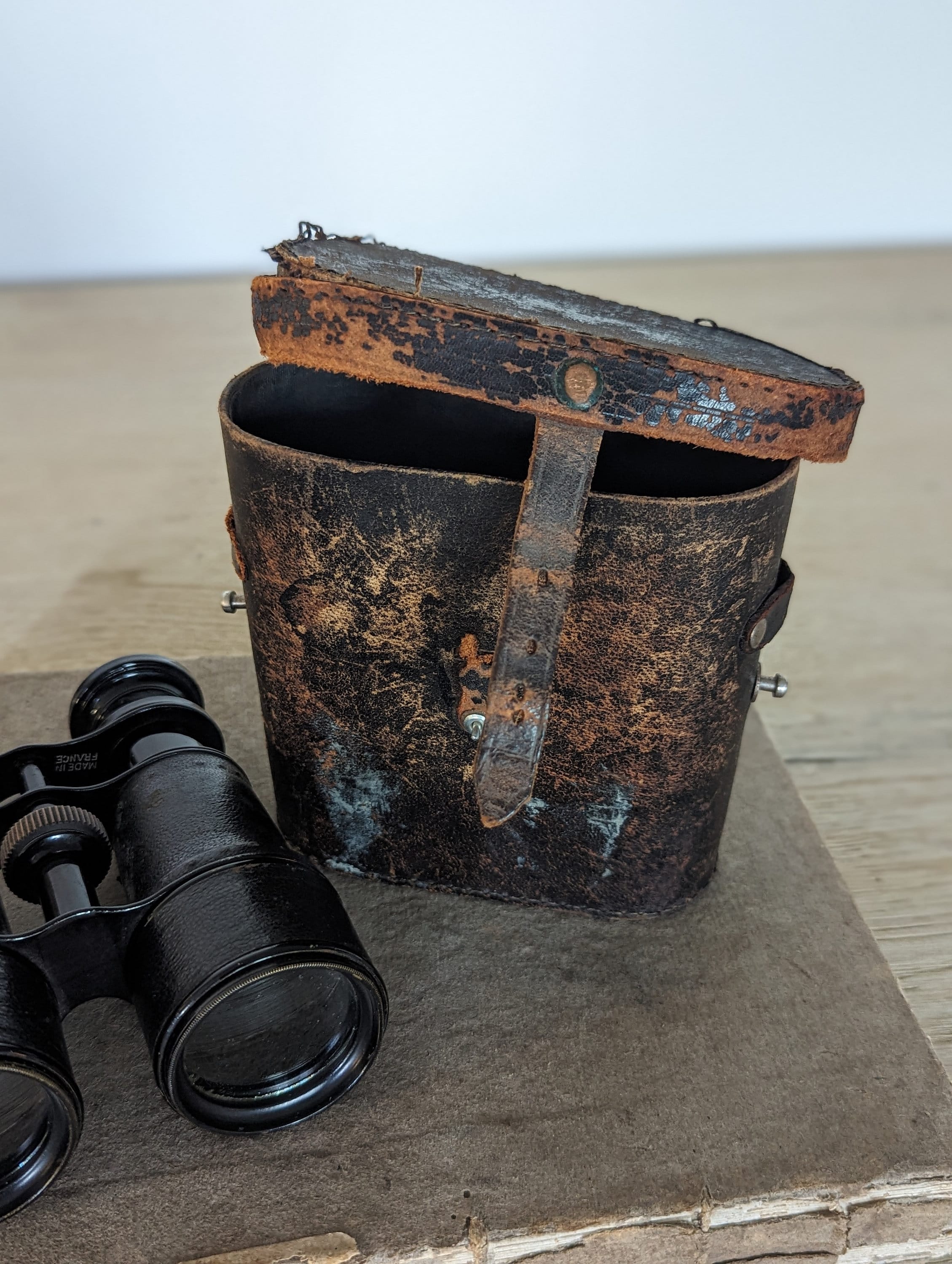 Ancienne paire de jumelles et son étui - Le Grenier de Lisette
