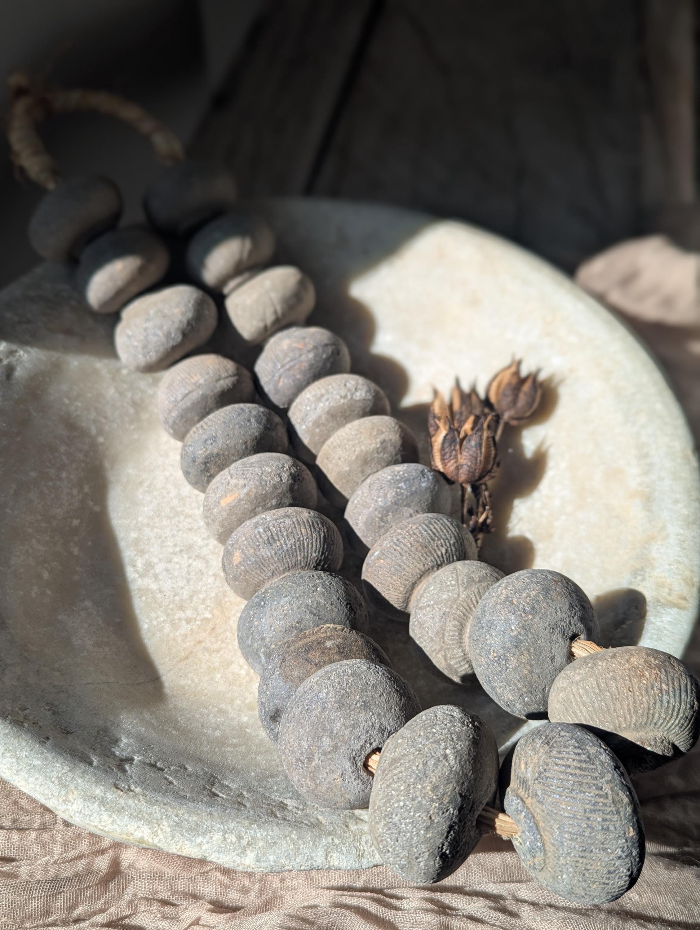 ヴィンテージの特大アフリカ彫刻ビーズ - Etsy 日本