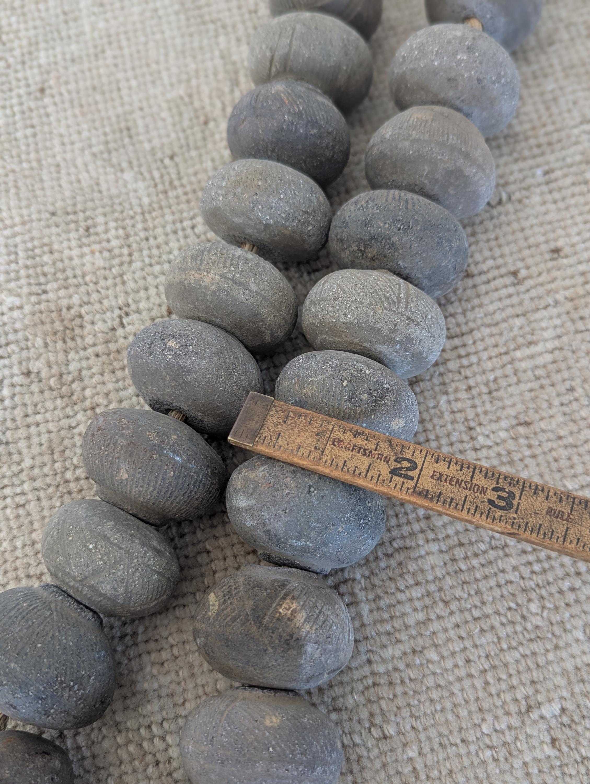 ヴィンテージの特大アフリカ彫刻ビーズ - Etsy 日本