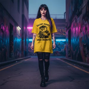 Peut inclure: Ensemble de trois tasses en céramique avec une finition mate et mouchetée. Les tasses sont de couleur crème, gris clair et gris foncé. Chaque tasse a un design simple et minimaliste, parfait pour le café ou le thé.