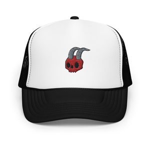 Puede incluir: Una gorra de camionero negra y blanca con una calavera roja y cuernos bordados en la parte delantera.