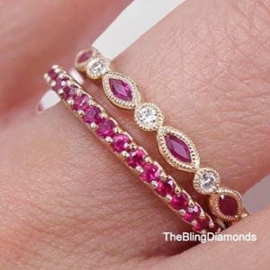 Könnte beinhalten: Zwei goldene Ringe sind auf einem Finger zu sehen. Ein Ring hat eine Reihe kleiner, runder, rosa Edelsteine. Der andere Ring hat abwechselnd ovale rosa Edelsteine und kleine, runde, klare Edelsteine. Der Text "TheBlingDiamonds" ist sichtbar.