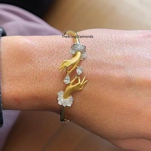 Un bracelet en forme de deux mains très délicates, jonc de mariage diamant moissanite taille poire, élégant bracelet jonc en or 14 carats bicolore, cadeau