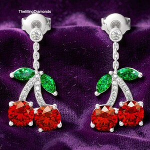 Brincos pendentes com design de cereja inspirado na natureza, com rubi vermelho de lapidação redonda e esmeralda verde de lapidação marquise, brincos de casamento em ouro 14K.