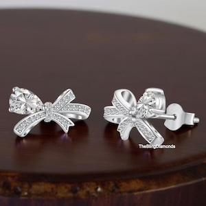 Bellissimi orecchini a fiocco con diamanti, orecchini a bottone da sposa con moissanite taglio a pera da 1,5 TCW, orecchini a pressione in oro bianco 10 carati, regalo per damigella d'onore