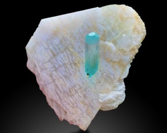 透明なスカイブルー色のエッチングされたアクアマリンクリスタル、原石