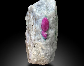 Cristal de corindón de rubí con espécimen de matriz blanca Afganistán, cristales de rubí, espécimen de rubí