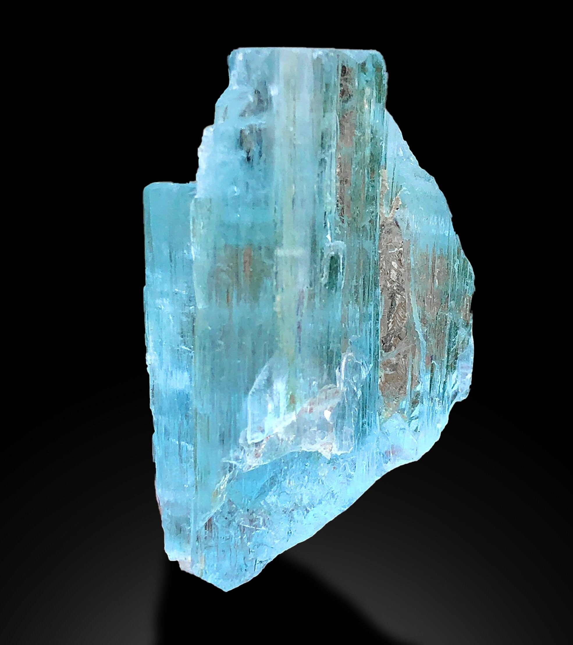パキスタン スカルドゥ産 エッチングアクアマリン 透明なスカイブルー色のエッチングされたアクアマリンクリスタル、原石