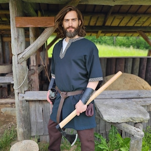 Túnica vikinga azul &quot;Arvid&quot; con patrón de nudos, manga corta para LARP, recreación histórica, carnaval, disfraz de carnaval medieval.