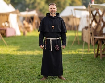 Svart munkrock "Baldrich" - set bestående av drakt, kåpa och repbälte