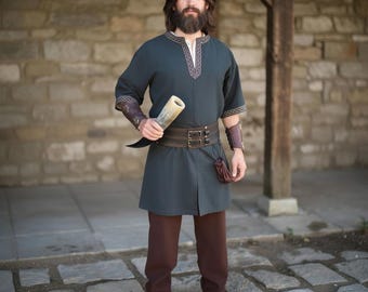 Classic Viking tunic, blue "Arvid" with knot pattern, short sleeves