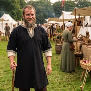 Klassisk vikingatunika, svart "Arvid" med knutmönster, korta ärmar