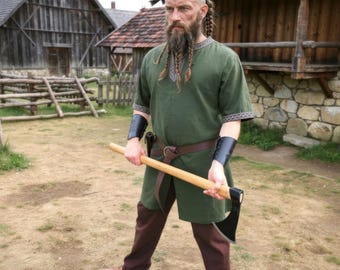 Classic Viking tunic green "Arvid" with knot pattern, short sleeves