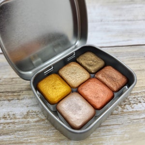 Coffre au trésor | Aquarelle faite main | Mica métallisé | Ensemble de demi-casseroles de 2 ml | Demi-quartier de 1 ml | Jeu de cartes à pois