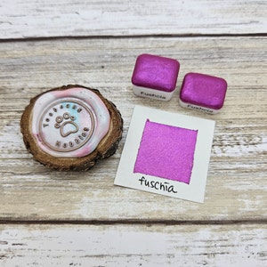 Pintura de acuarela hecha a mano en color fucsia o rosa, mica metalizada, muestrario de huellas, pastilla de un cuarto de 1 ml, pastilla de media 2 ml y tarjeta de puntos