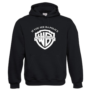 Könnte beinhalten: Schwarzer Kapuzenpullover mit einem weißen Warner Bros. Logo und dem Text "If you see da police warn a brother".