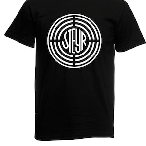 Puede incluir: Camiseta negra con un logotipo blanco de un círculo con anillos concéntricos y la palabra "STEYR" en su interior.